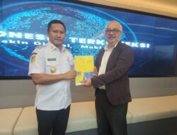 Bupati, La Ode Darwin Langsung Ke Kantor Komdigi Menyerahkan Usulan Program peningkatan Di Muna Barat