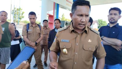 Bupati Muna Barat Tinjau Antrian SPBU Suka Damai, Himbau ASN Sementara Gunakan Pertamax